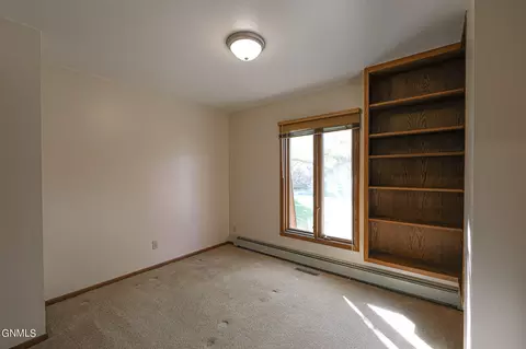 Bedroom - 32 Captain Leach Dr, Mandan, ND 58554 photo 2 of 8