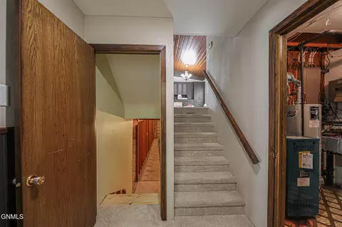 Entry Way - 32 Captain Leach Dr, Mandan, ND 58554 photo 5 of 6