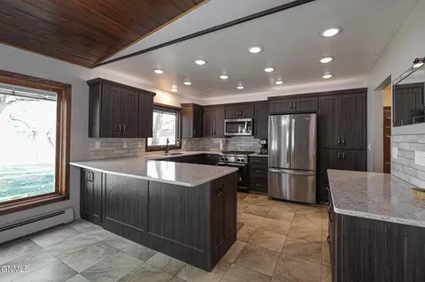 Kitchen - 32 Captain Leach Dr, Mandan, ND 58554 photo 3 of 6