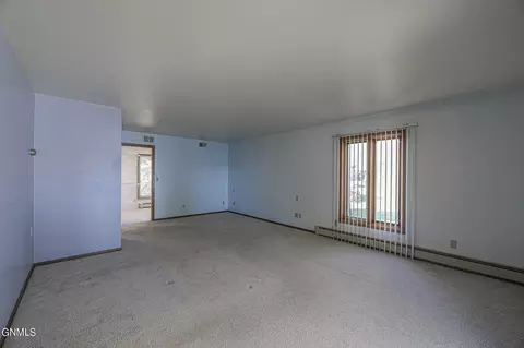 Living - 32 Captain Leach Dr, Mandan, ND 58554 photo 9 of 12