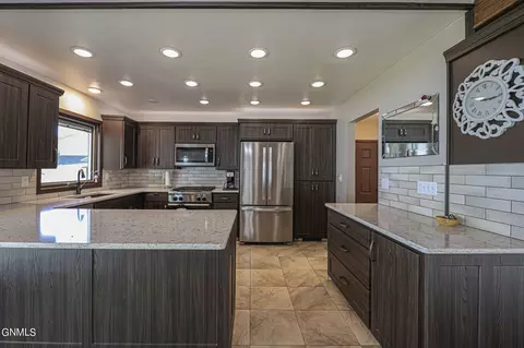 Kitchen - 32 Captain Leach Dr, Mandan, ND 58554 photo 4 of 6
