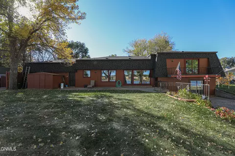Exterior - 32 Captain Leach Dr, Mandan, ND 58554 photo 6 of 15