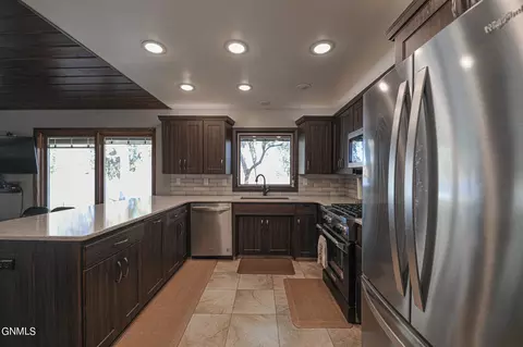 Kitchen - 32 Captain Leach Dr, Mandan, ND 58554 photo 2 of 6