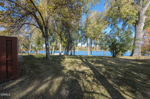 Exterior - 32 Captain Leach Dr, Mandan, ND 58554 photo 3 of 15