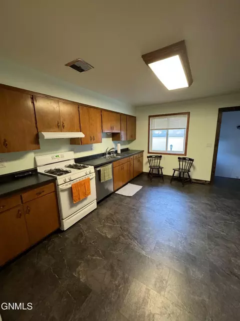 1012 7th Ave W, Williston, ND 58801 photo 3