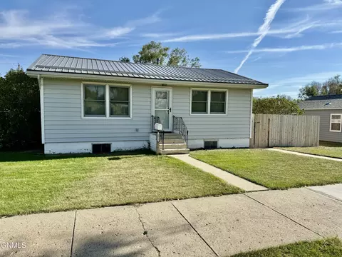 1012 7th Ave W, Williston, ND 58801 photo 2