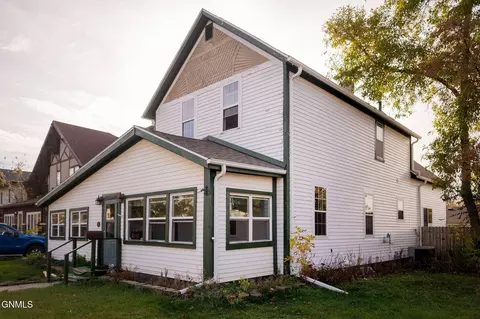 411 4th Ave NE, Jamestown, ND 58401