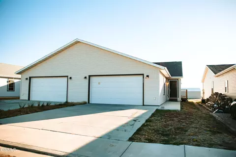 802 2nd St NE, Watford City, ND 58854