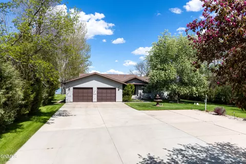 7022 Willow Rd N, Mandan, ND 58554 photo 1
