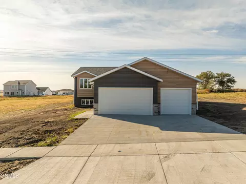 5517 Smette Bnd, Bismarck, ND 58504