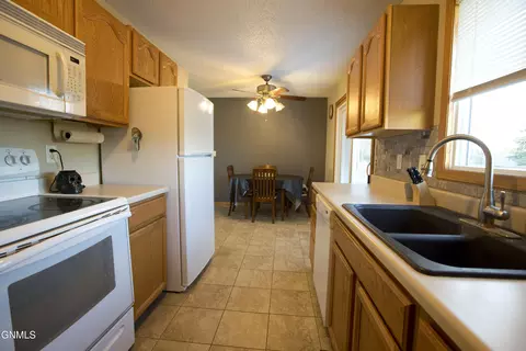 58 Custer Dr, Lincoln, ND 58504 photo 10