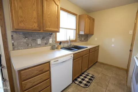 58 Custer Dr, Lincoln, ND 58504 photo 9