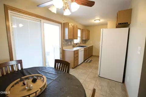 58 Custer Dr, Lincoln, ND 58504 photo 7