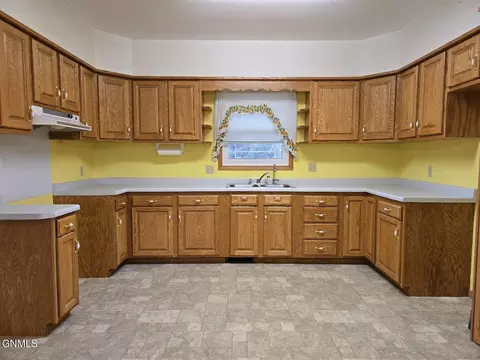 112 Lamborn Ave, Stanton, ND 58571 photo 2