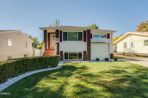 1514 14th St, Bismarck, ND 58501