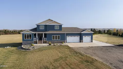 2430 Roberta Dr N, Mandan, ND 58554