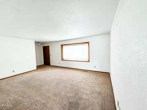 908 5th St W, Williston, ND 58801 photo 14