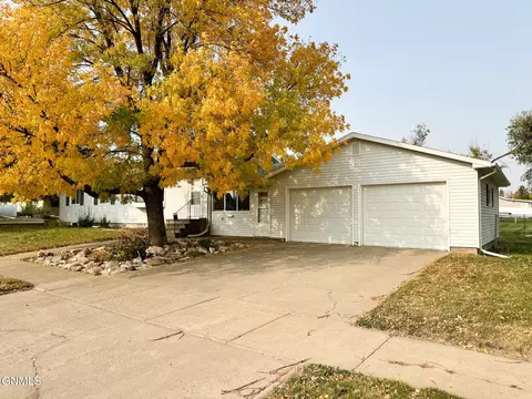 908 5th St W, Williston, ND 58801 photo 2