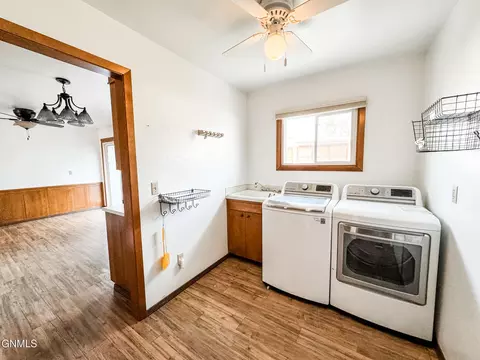 908 5th St W, Williston, ND 58801 photo 9