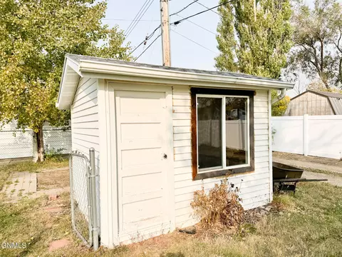 908 5th St W, Williston, ND 58801 photo 3