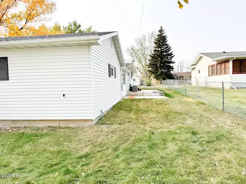 908 5th St W, Williston, ND 58801 photo 5