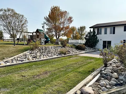 218 37th Ave SE, Williston, ND 58801 photo 8
