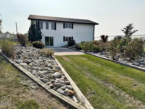 218 37th Ave SE, Williston, ND 58801 photo 9