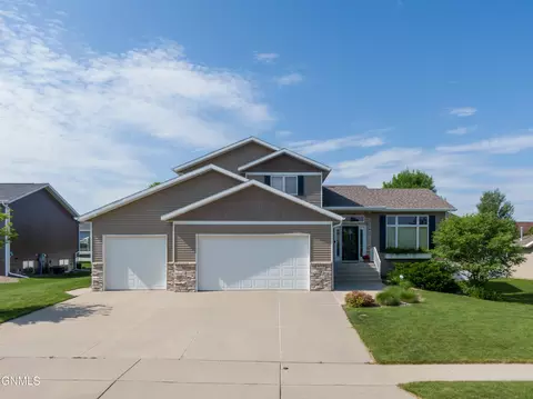 5013 Driftwood Ln, Bismarck, ND 58503