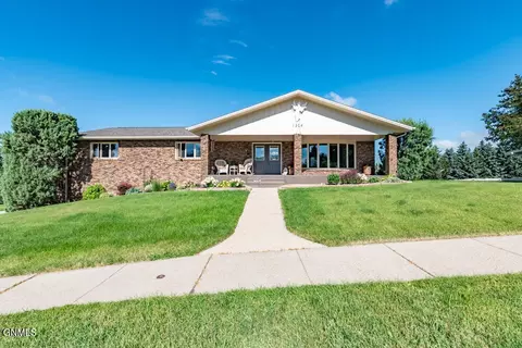 1304 Crestview Ln, Bismarck, ND 58501