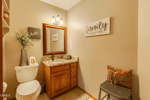 Bath - 1506 Omaha Dr, Bismarck, ND 58504 photo 9 of 15