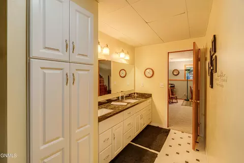 Bath - 1506 Omaha Dr, Bismarck, ND 58504 photo 14 of 15