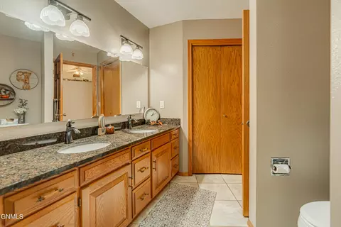 Bath - 1506 Omaha Dr, Bismarck, ND 58504 photo 3 of 15