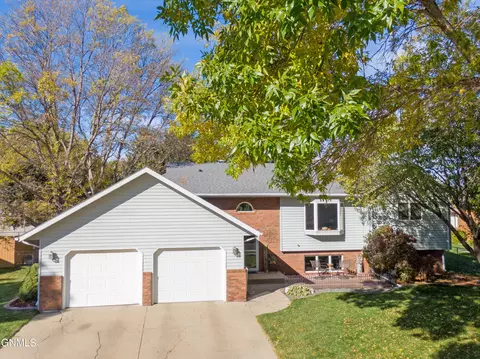 1506 Omaha Dr, Bismarck, ND 58504