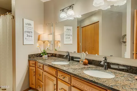 Bath - 1506 Omaha Dr, Bismarck, ND 58504 photo 1 of 15