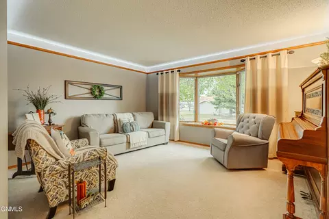 Living - 1506 Omaha Dr, Bismarck, ND 58504 photo 3 of 8