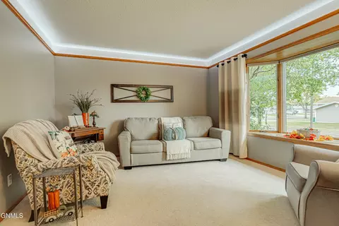 Living - 1506 Omaha Dr, Bismarck, ND 58504 photo 4 of 8
