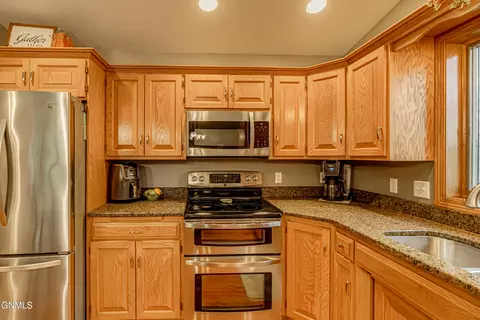 Kitchen - 1506 Omaha Dr, Bismarck, ND 58504 photo 6 of 11
