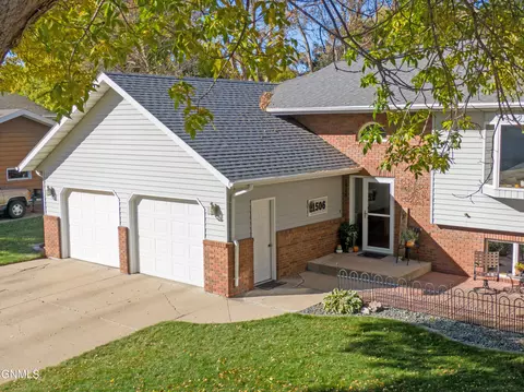 Exterior - 1506 Omaha Dr, Bismarck, ND 58504 photo 33 of 47