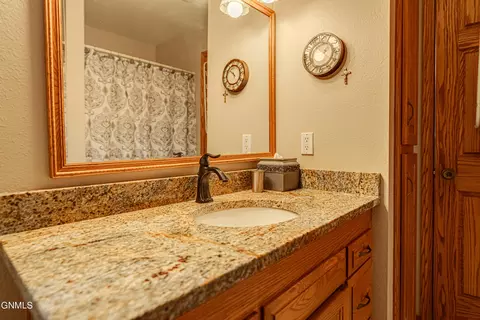 Bath - 1506 Omaha Dr, Bismarck, ND 58504 photo 8 of 15
