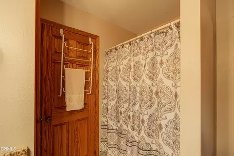 Bath - 1506 Omaha Dr, Bismarck, ND 58504 photo 7 of 15