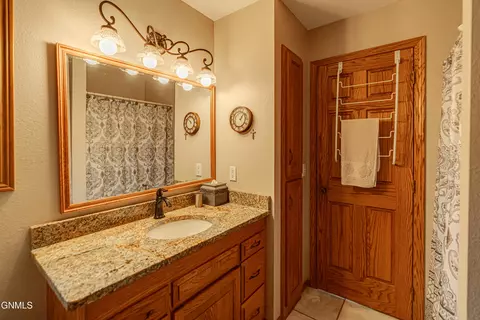 Bath - 1506 Omaha Dr, Bismarck, ND 58504 photo 6 of 15