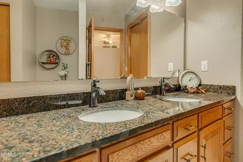 Bath - 1506 Omaha Dr, Bismarck, ND 58504 photo 4 of 15