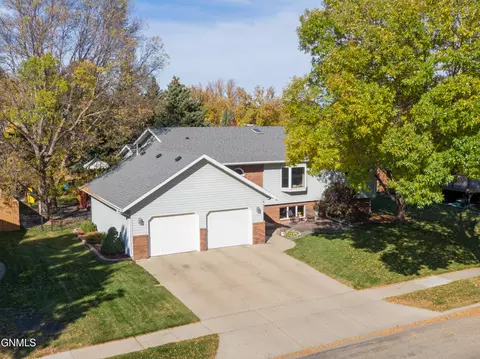Exterior - 1506 Omaha Dr, Bismarck, ND 58504 photo 31 of 47