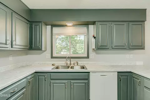Kitchen - 2601 8th Ave NW, Mandan, ND 58554 photo 4 of 7