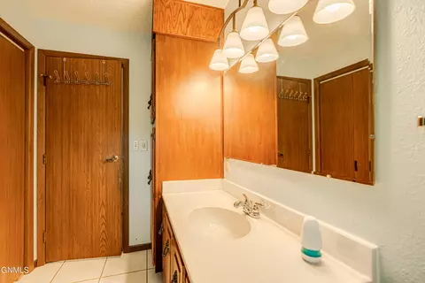 Bath - 2601 8th Ave NW, Mandan, ND 58554 photo 4 of 10