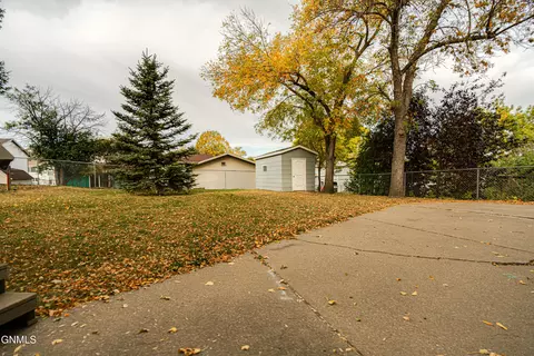 Exterior - 2601 8th Ave NW, Mandan, ND 58554 photo 19 of 21
