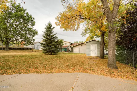 Exterior - 2601 8th Ave NW, Mandan, ND 58554 photo 9 of 21