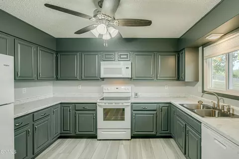Kitchen - 2601 8th Ave NW, Mandan, ND 58554 photo 3 of 7