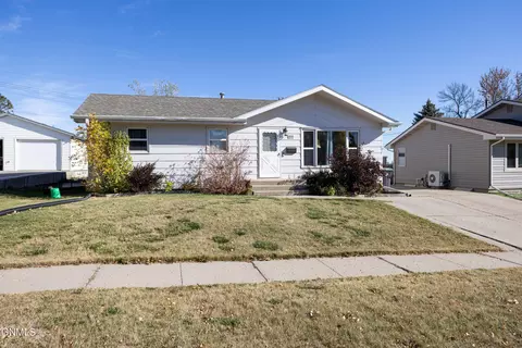 1804 6th Ave NW, Mandan, ND 58554