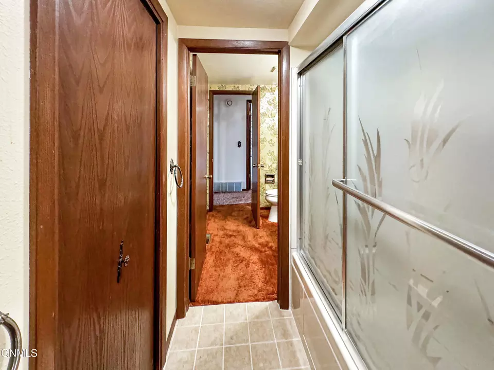 Bath - 1804 Crest St, Williston, ND 58801 photo 3 of 7